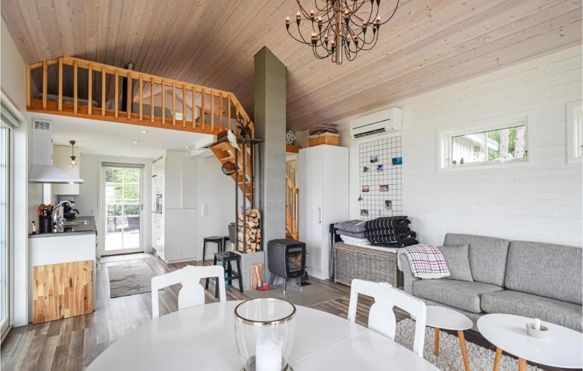 Beautiful Home In Lidköping With House Sea View - Housity