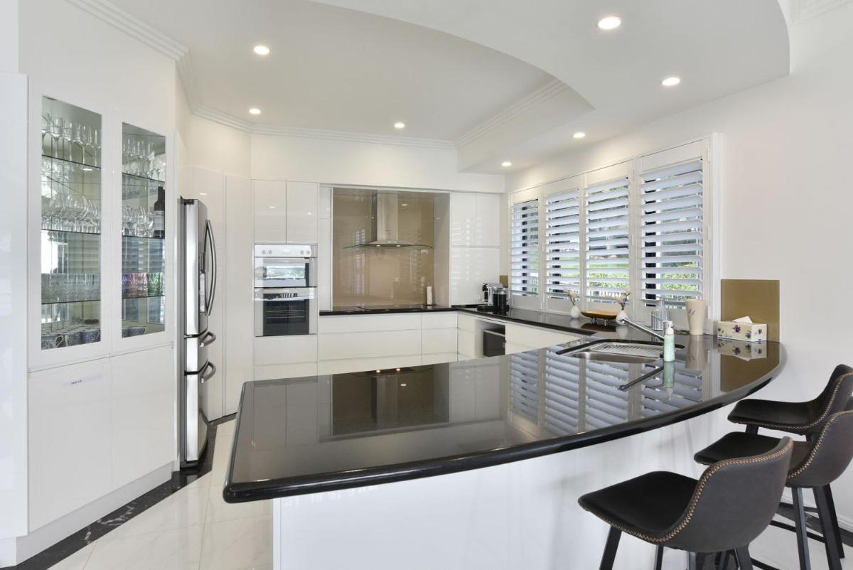 Sealand Lake House Stunning Absolute Waterfront - Housity