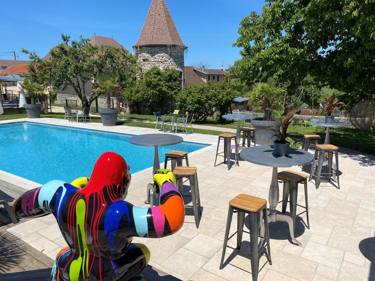 Piscine de l'établissement Domaine de Suzel ou située à proximité