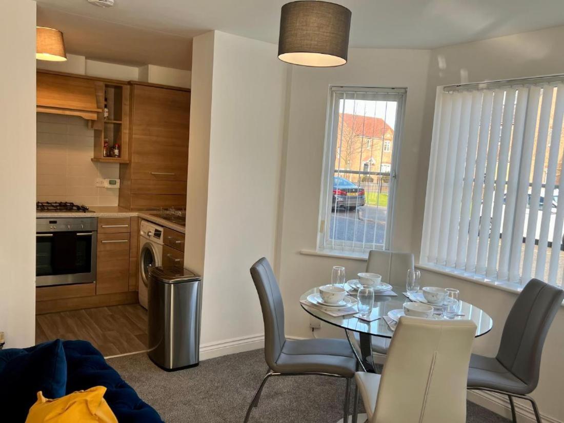 Lovely 2 bedroom apartment, 2 bathrooms Parking - Housity