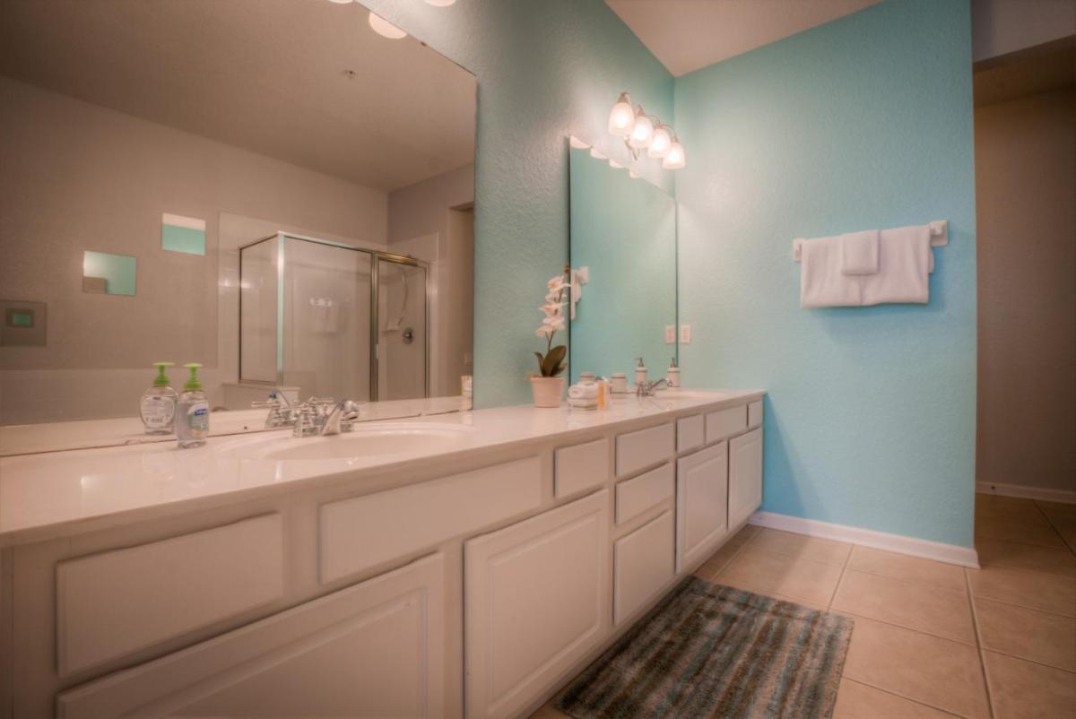 Beautiful LAKEVIEW Deluxe Condo Near Theme Parks - Hizvo
