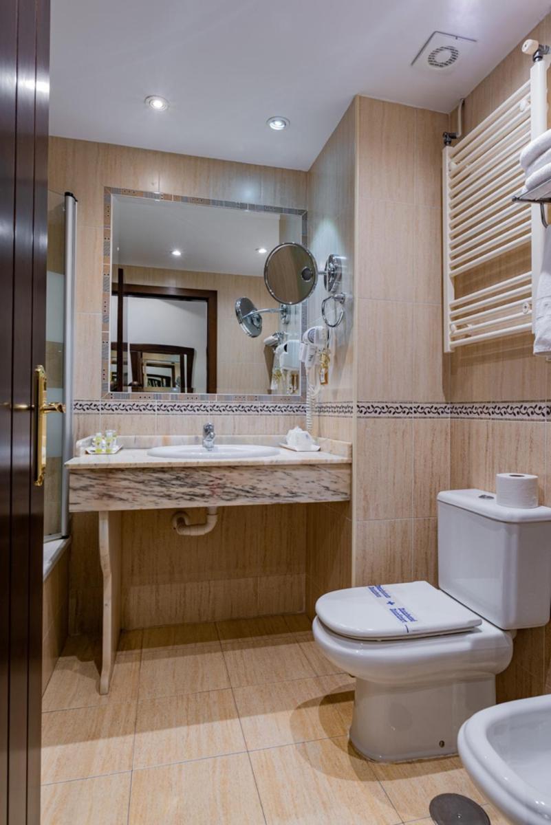 Un baño de Hotel & Spa María Manuela