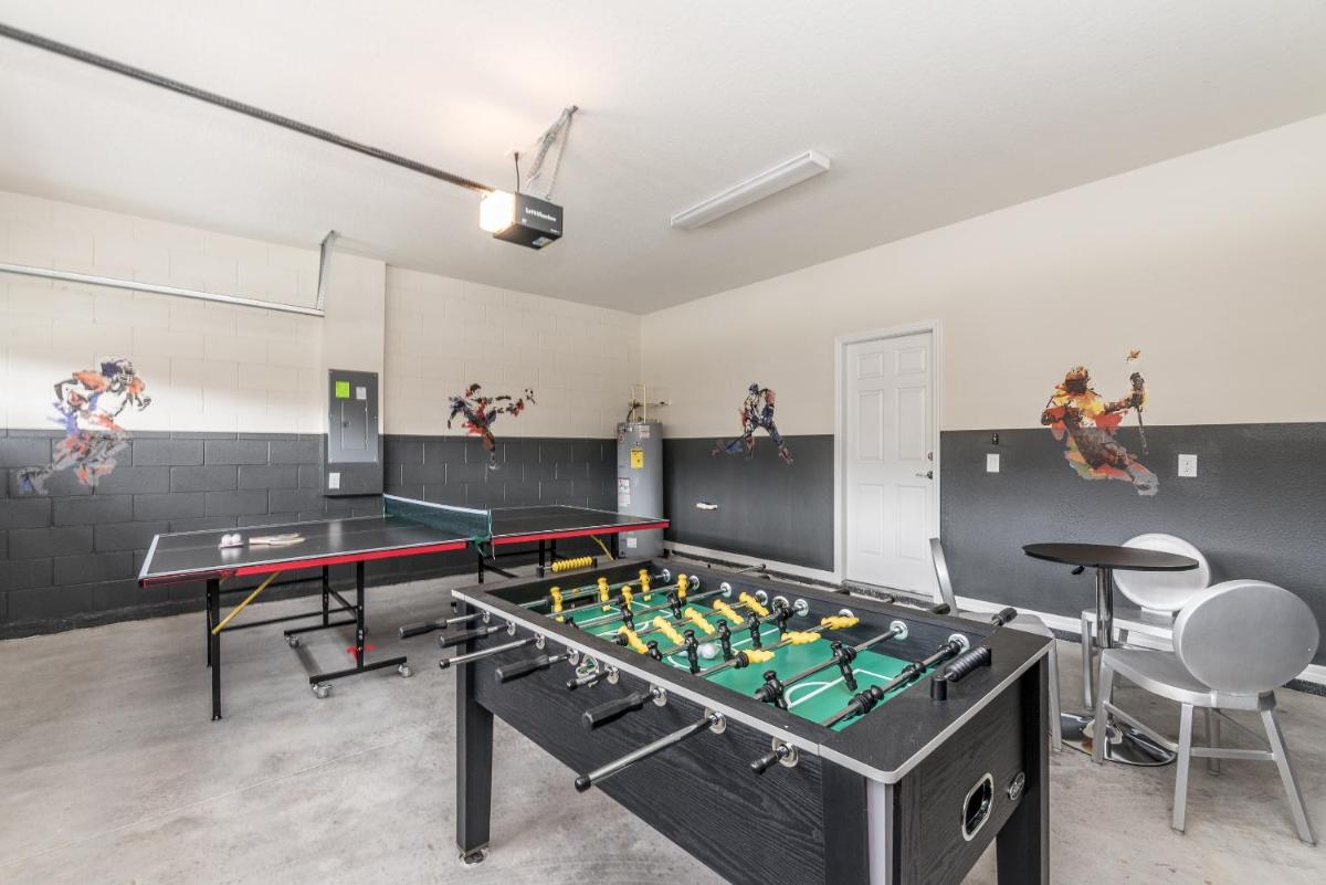 Large Villa wPrivate Pool Game Room Waterpark - Housity
