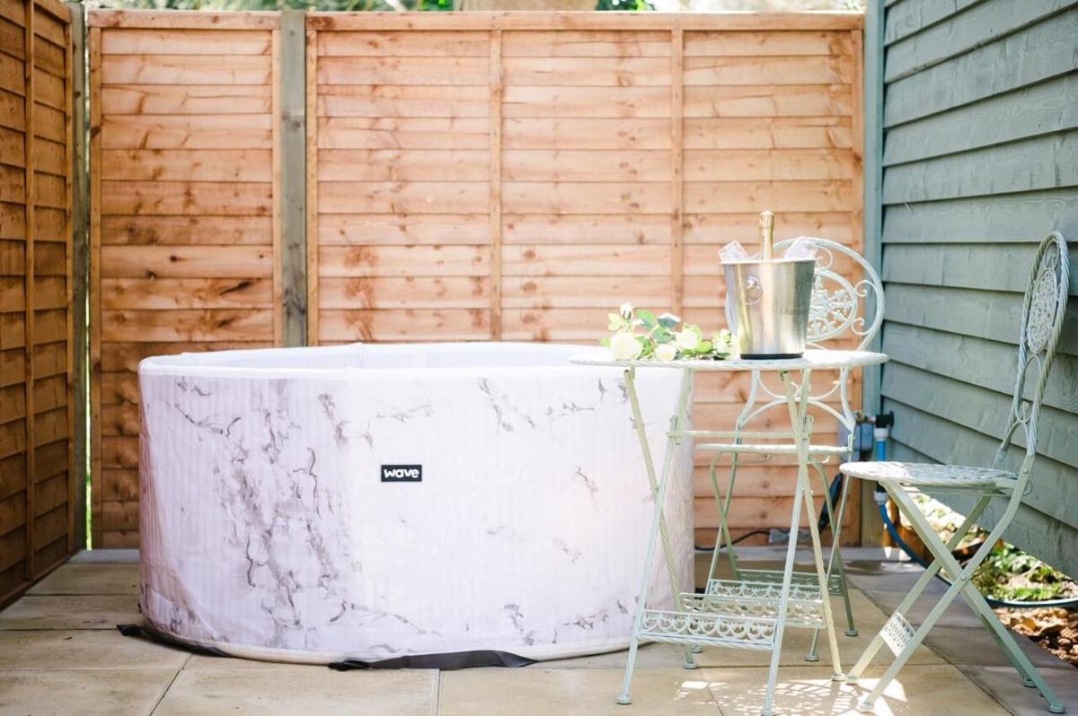 Snowdrop Lodge - An uber romantic Shepherds Hut in the grounds of a Grade II listed Georgian mansion - Housity
