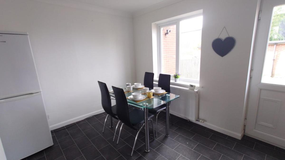 Arista House Entire 3 bedroom self catering property sleeps 5 people, Pet friendly - Housity