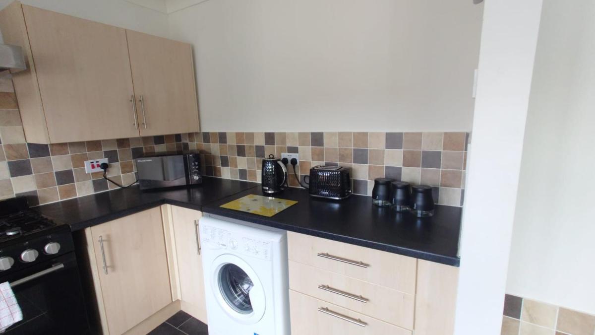 Arista House Entire 3 bedroom self catering property sleeps 5 people, Pet friendly - Housity
