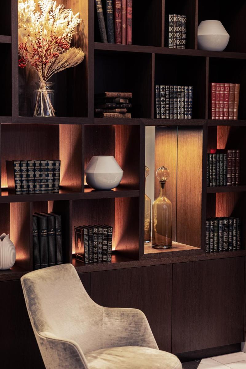 Bibliothèque dans l'hôtel