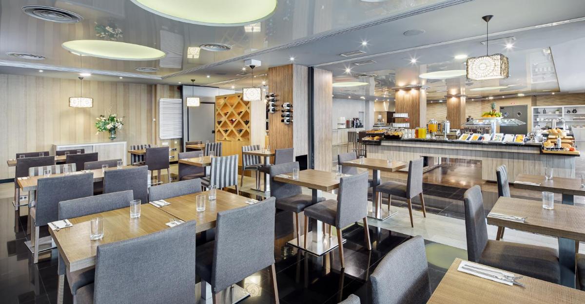 Un restaurante o sitio para comer en Gran Hotel Luna de Granada