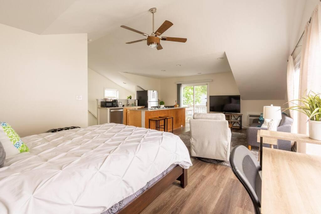 Open Studio 5 Minutes to Downtown - Housity