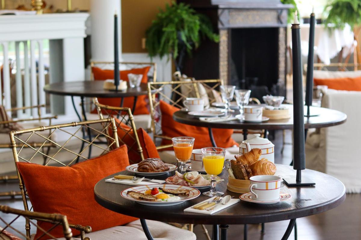 une table avec des assiettes de nourriture dessus dans l'établissement Brindos, Lac & Château - Relais & Châteaux - Anglet Biarritz, à Anglet