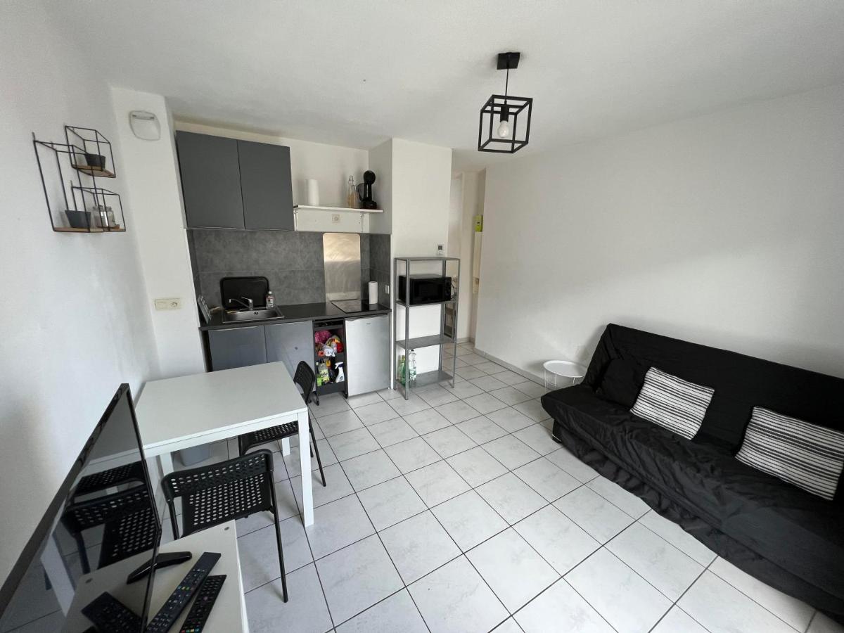 Le Studio 18 à Nîmes, proche centre ville & Gare TGV, Wifi Balcon - Housity