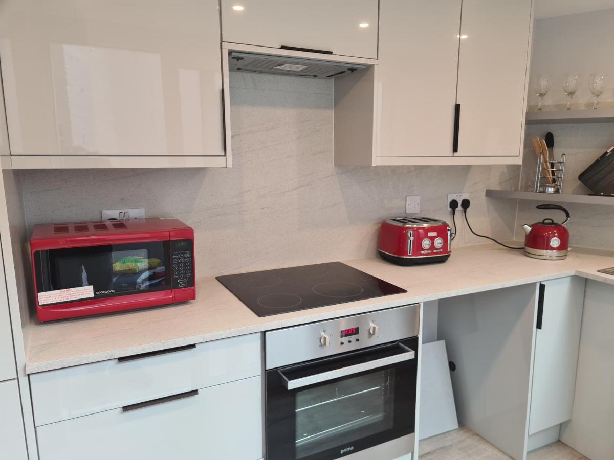 Modern 3 Bedroom House Close to the Beach, Parking & Main Attractions - Housity