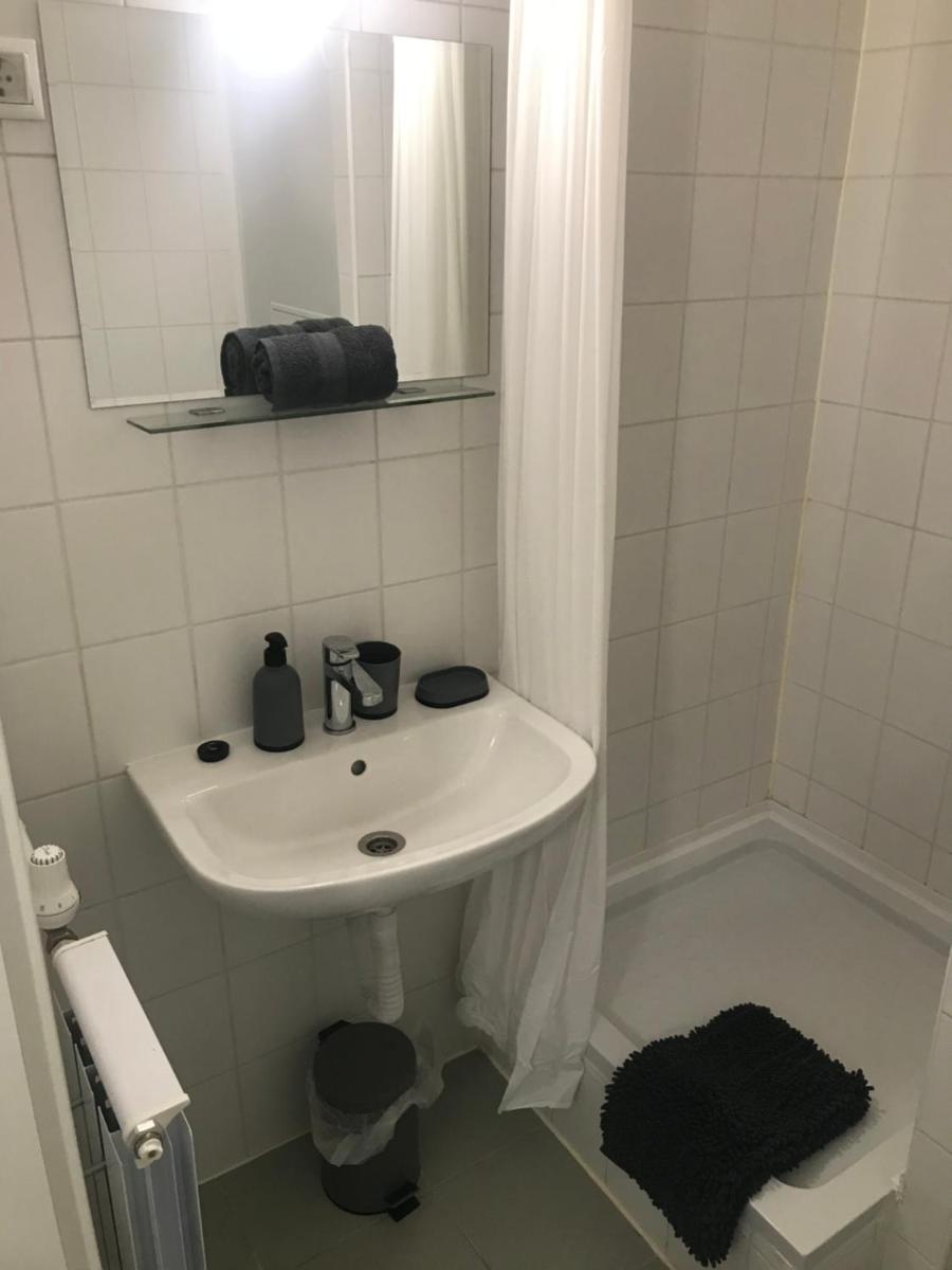 Roland apartment WestND Victor hugo street 2527