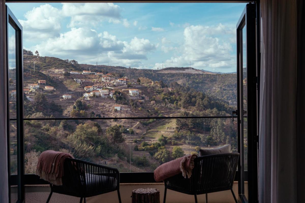 Uma vista geral da montanha ou uma vista da montanha a partir do hotel