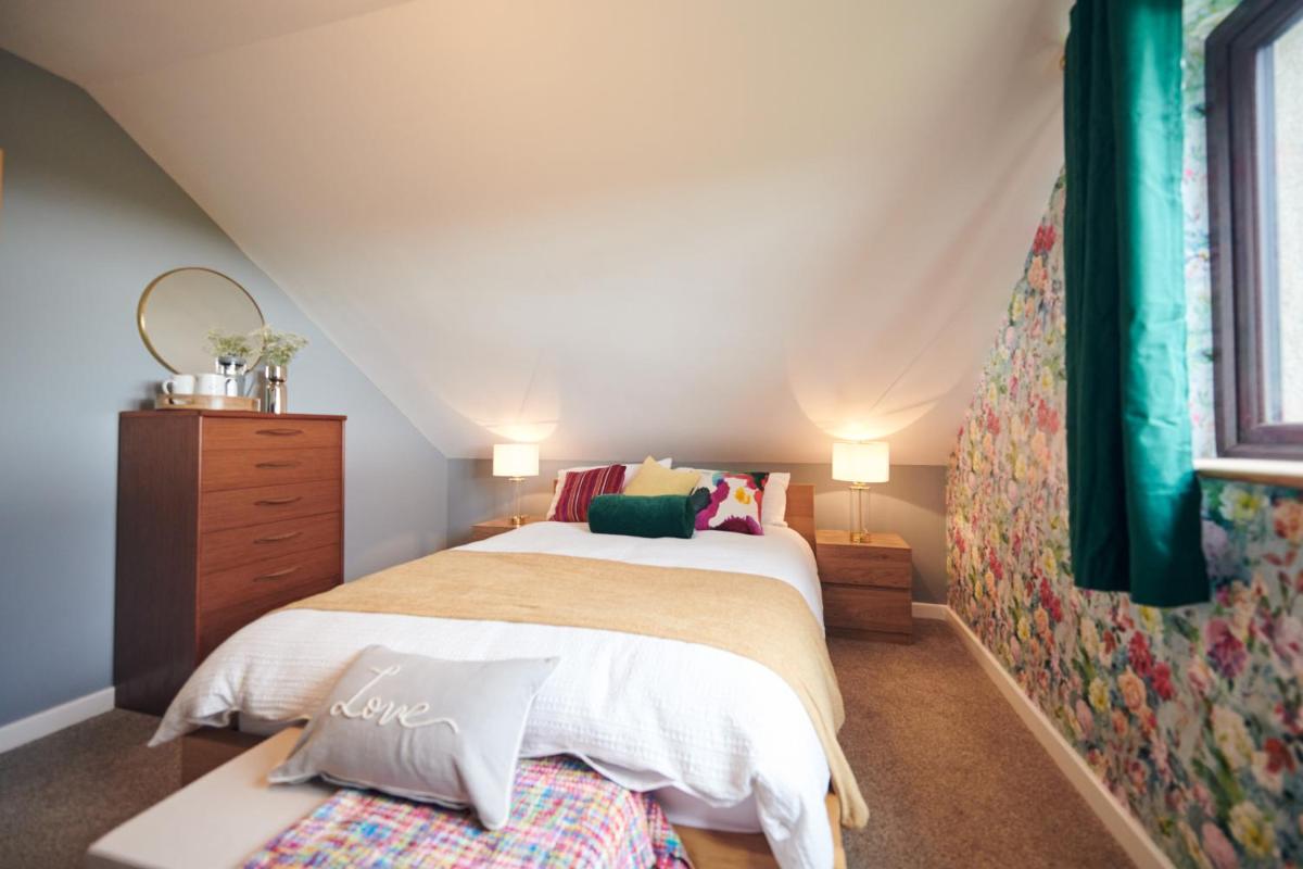 Maes Y Mel- A Couples, Pet Friendly, Rural Romantic Getaway with countryside views - Housity