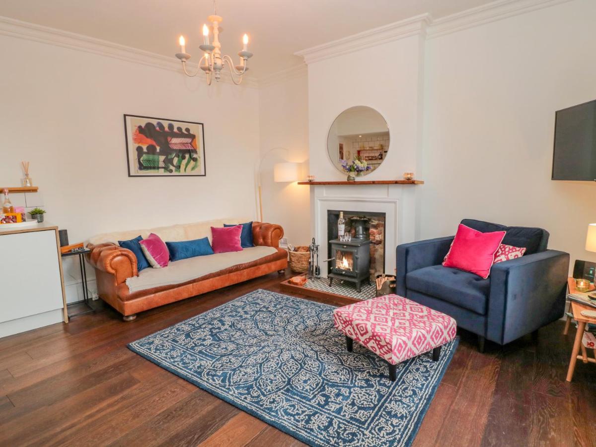 8 Pedwell Way - Housity