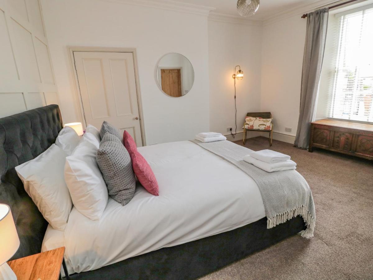 8 Pedwell Way - Housity