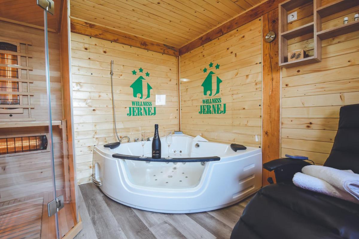 Apartments Jernej with Onsite Wellness - Housity