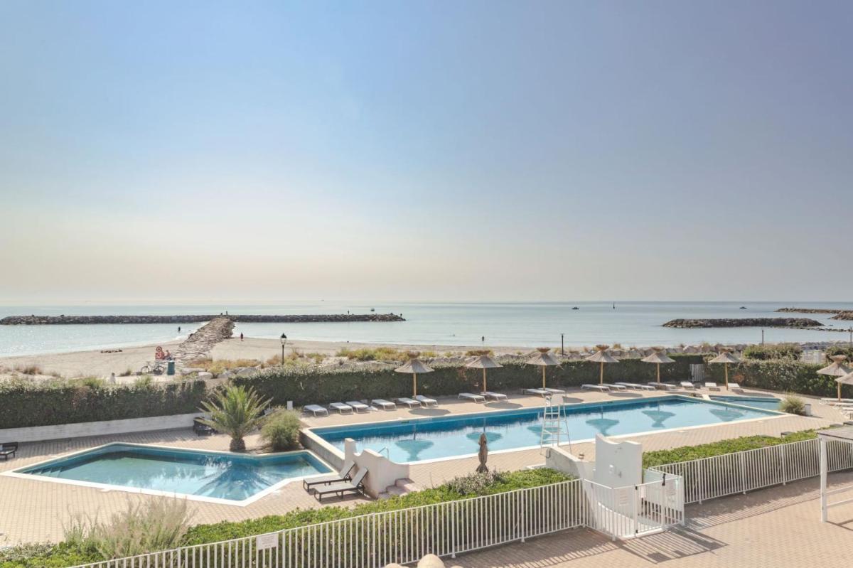 une image de la piscine et de la plage dans l'établissement Thalacap Camargue, à Saintes-Maries-de-la-Mer