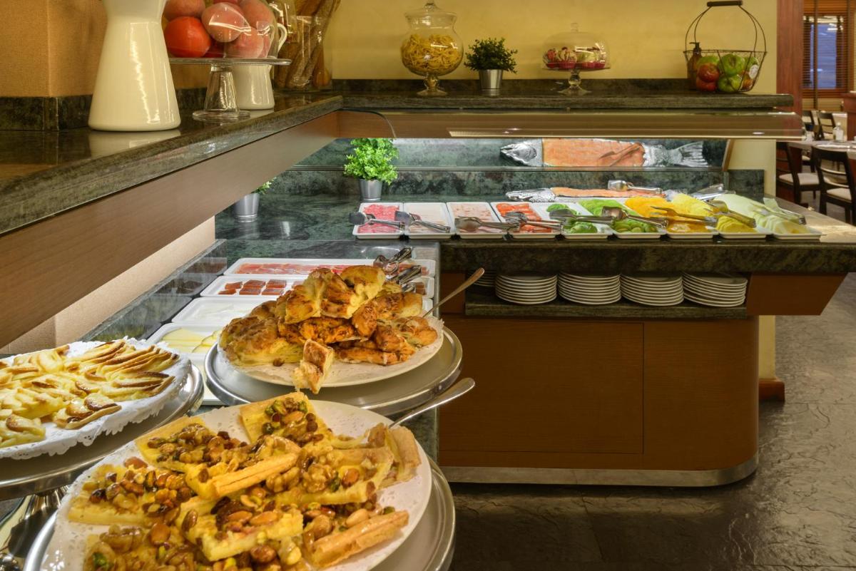 Comida en o cerca de este hotel