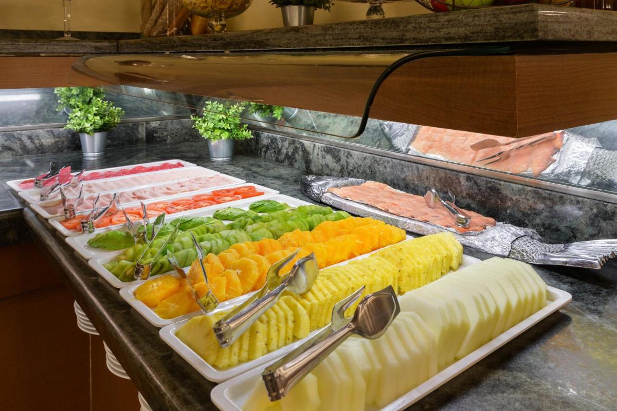 Comida en o cerca de este hotel
