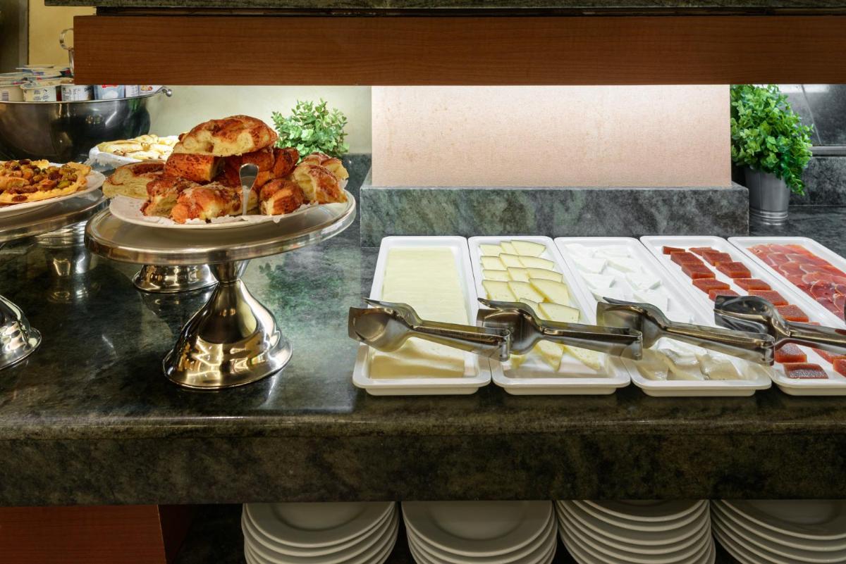 Comida en o cerca de este hotel