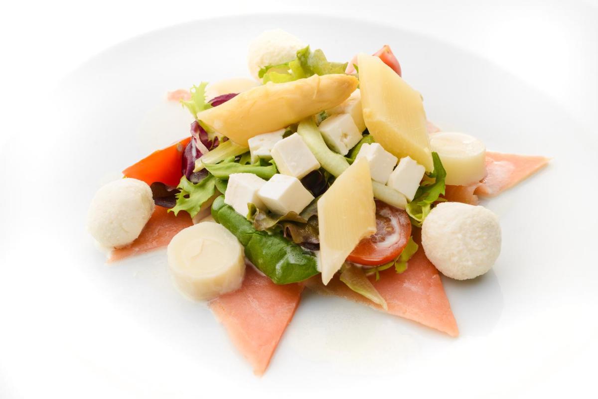 Comida en o cerca de este hotel