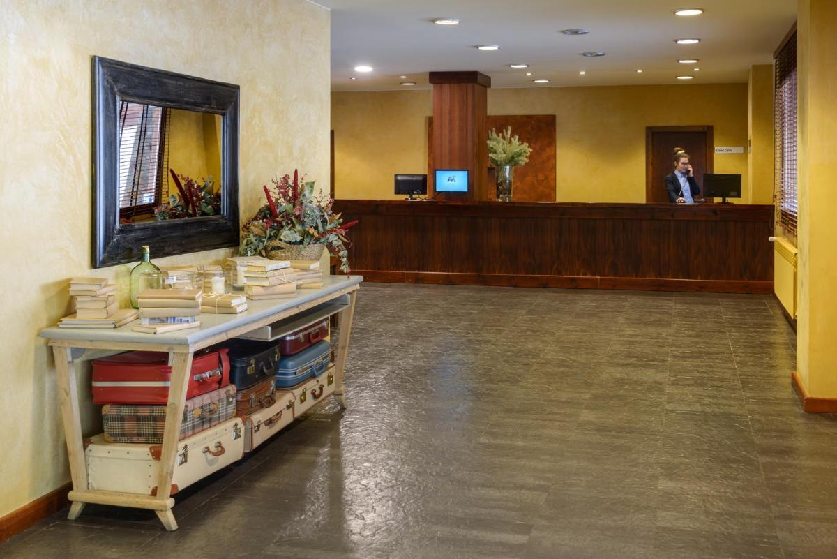 una zona de espera de un hospital con recepción en Hotel Saliecho, en Formigal 45 fotos más