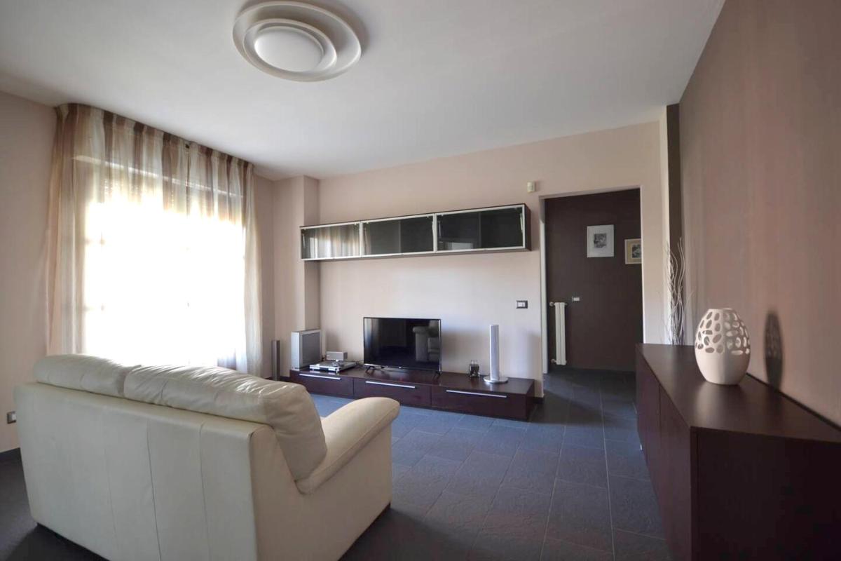 Spacious apartment in Vercelli with terrace and garden - Housity