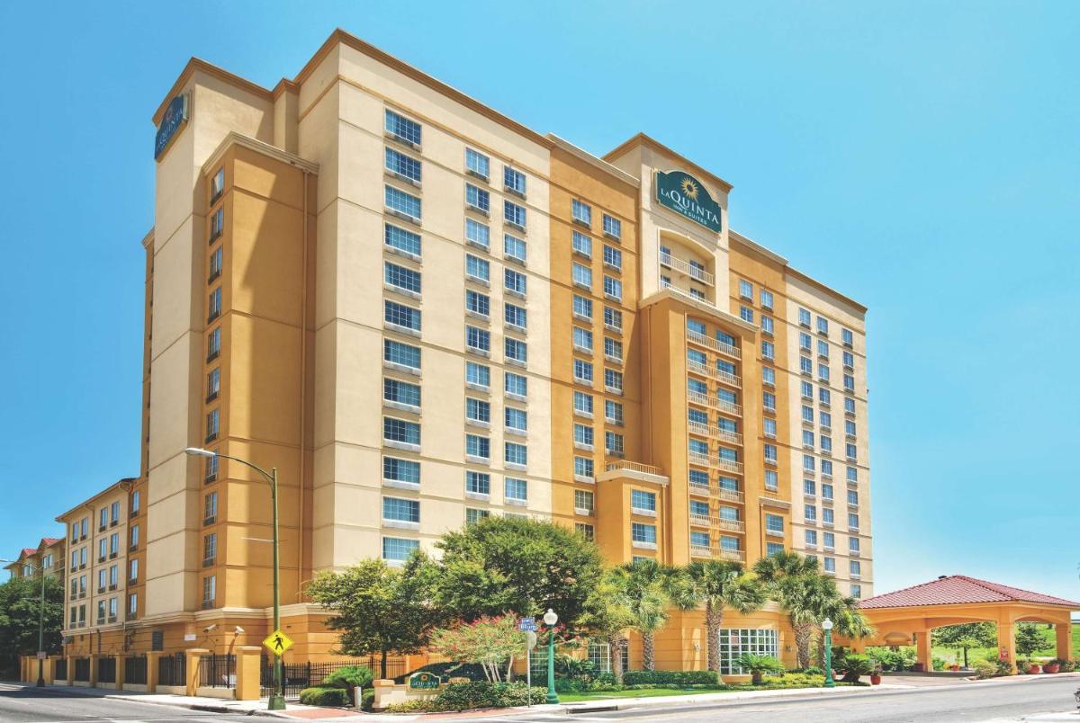La Quinta Inn & Suites by Wyndham San Antonio Riverwalk - Housity