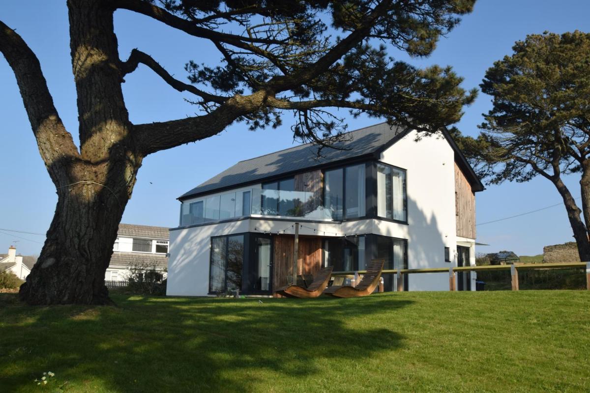 Flat 2 High Tide House - Stylish flat with large terrace and incredible sea views - Housity
