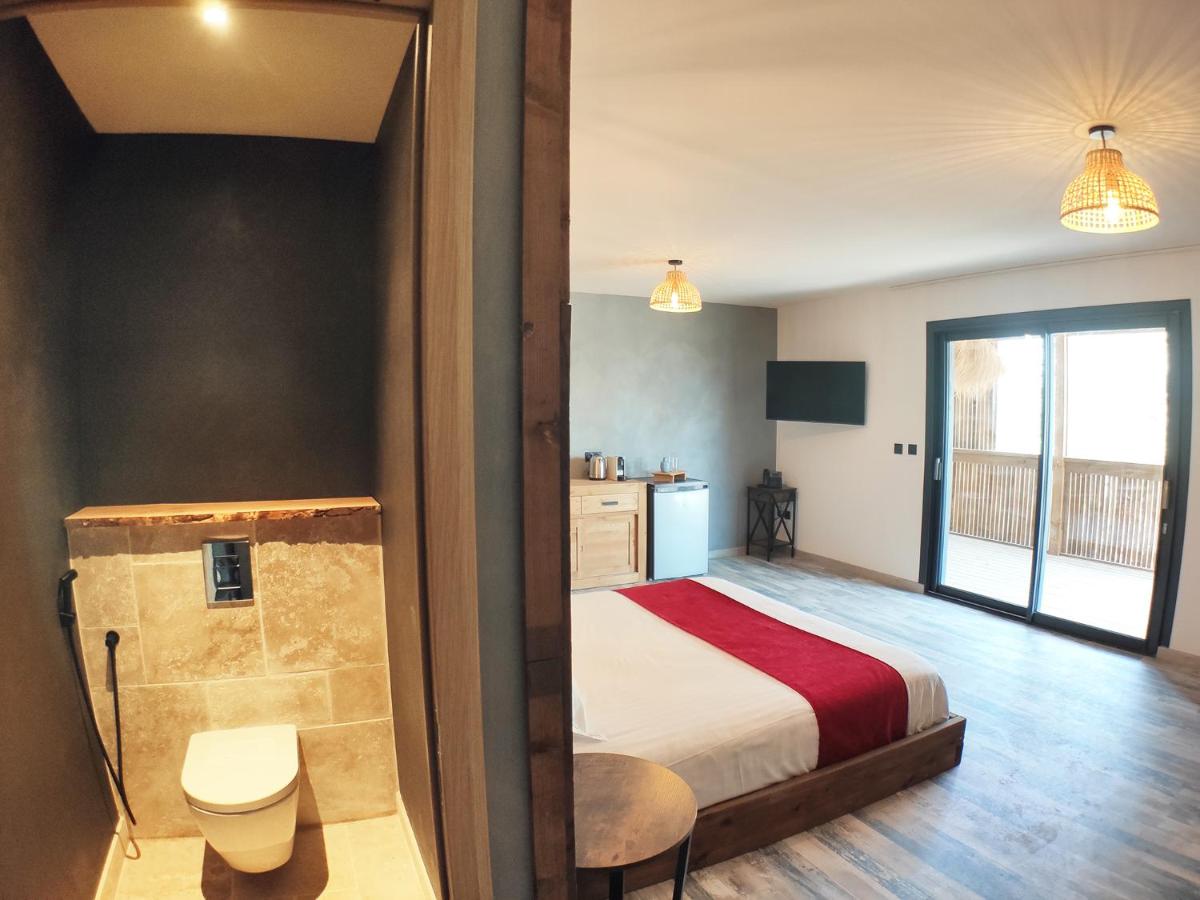une chambre avec un grand lit et une salle de bain dans l'établissement Villa Occitana, à Calvisson 95 autres photos