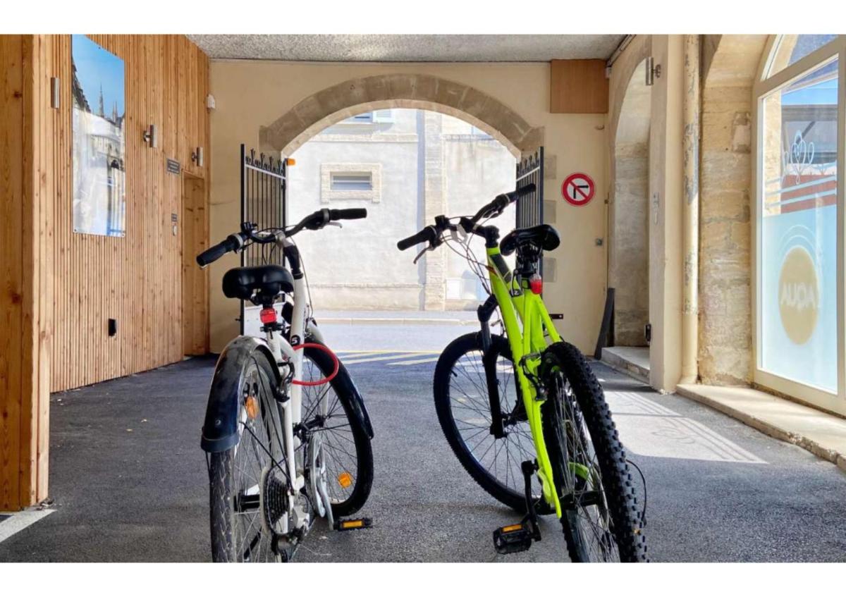deux vélos garés l'un à côté de l'autre dans une rue dans l'établissement Grand Hôtel du Luxembourg & Spa, à Bayeux