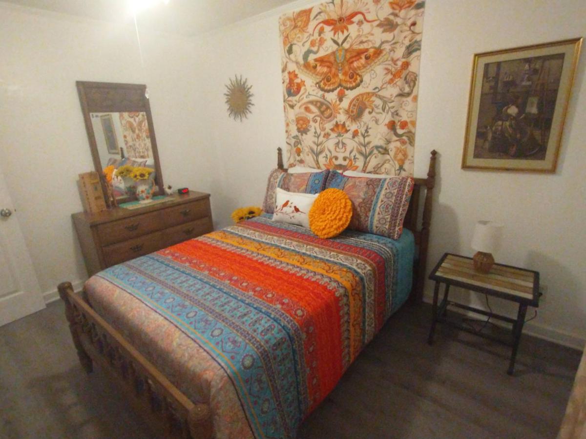 Welcome to Pineapple House! - Housity