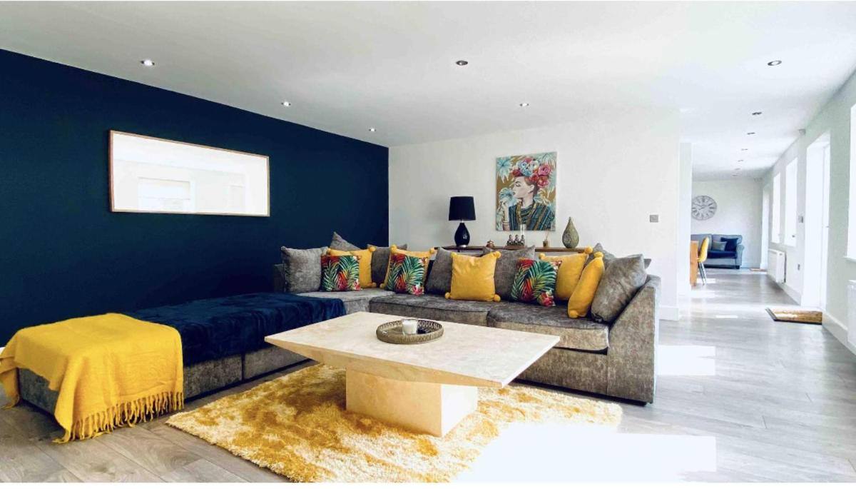 Exclusive 4-Bed House 10 minutes from Newcastle - Housity