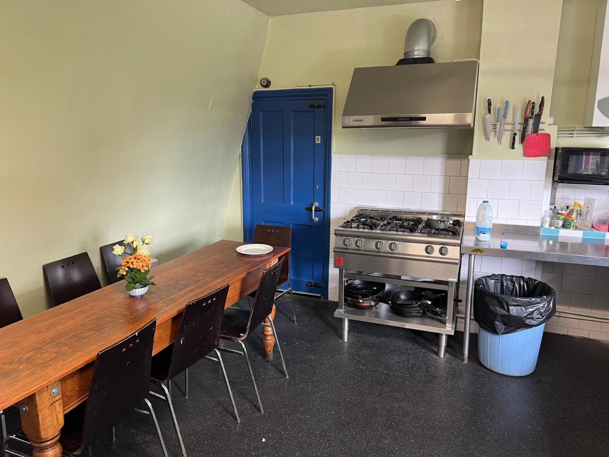 Hootananny Hostel - Housity