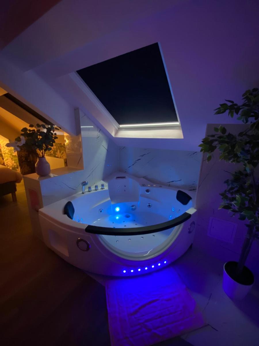 Capsule color deluxe Balnéo I écran home cinéma I console de jeux - Housity