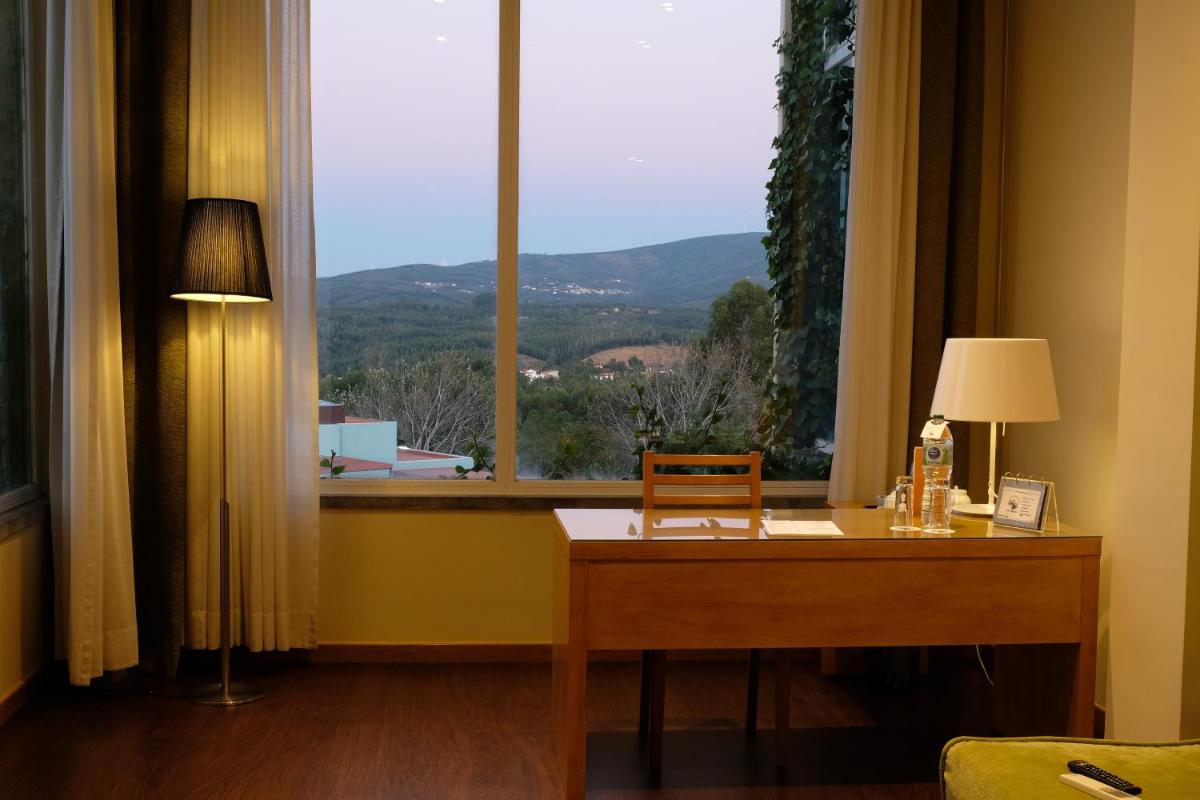 Uma vista geral da montanha ou uma vista da montanha a partir do hotel