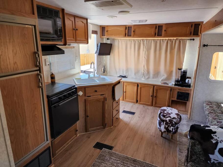 Delightful 1 Bedroom Camper with Outdoor Hot Tub - Housity