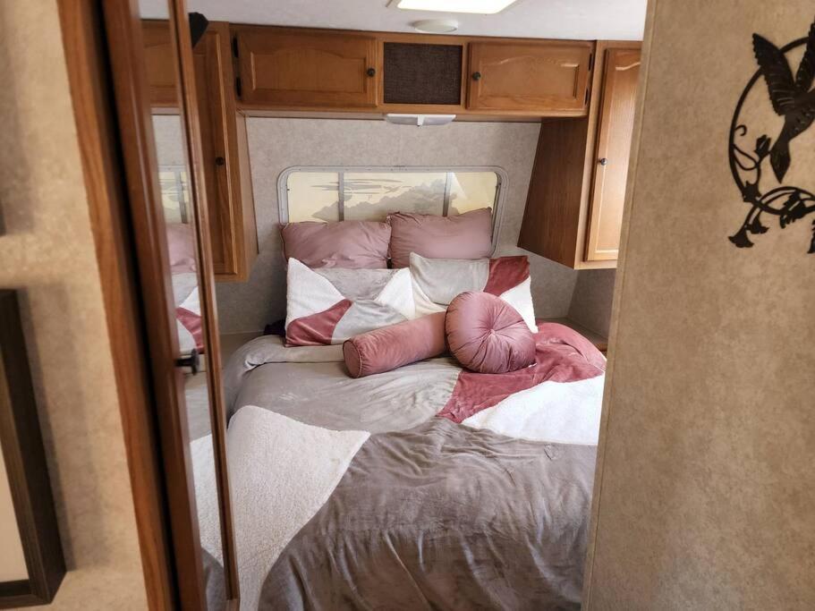Delightful 1 Bedroom Camper with Outdoor Hot Tub - Housity