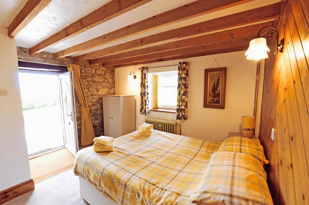 Cosy cottage for 2, sea views, large grounds. WiFi - Housity