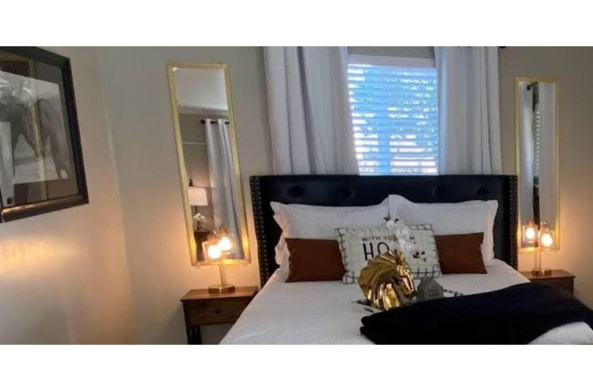 Stunning Cozy Downtown Guesthouse - Housity