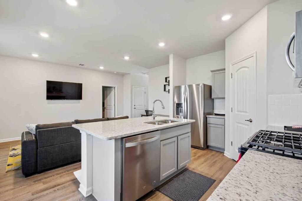 Family friendly house surrounded by lakes - Housity