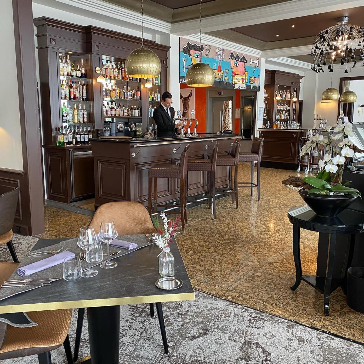 Salon ou bar de l'établissement Hôtel Beau Rivage