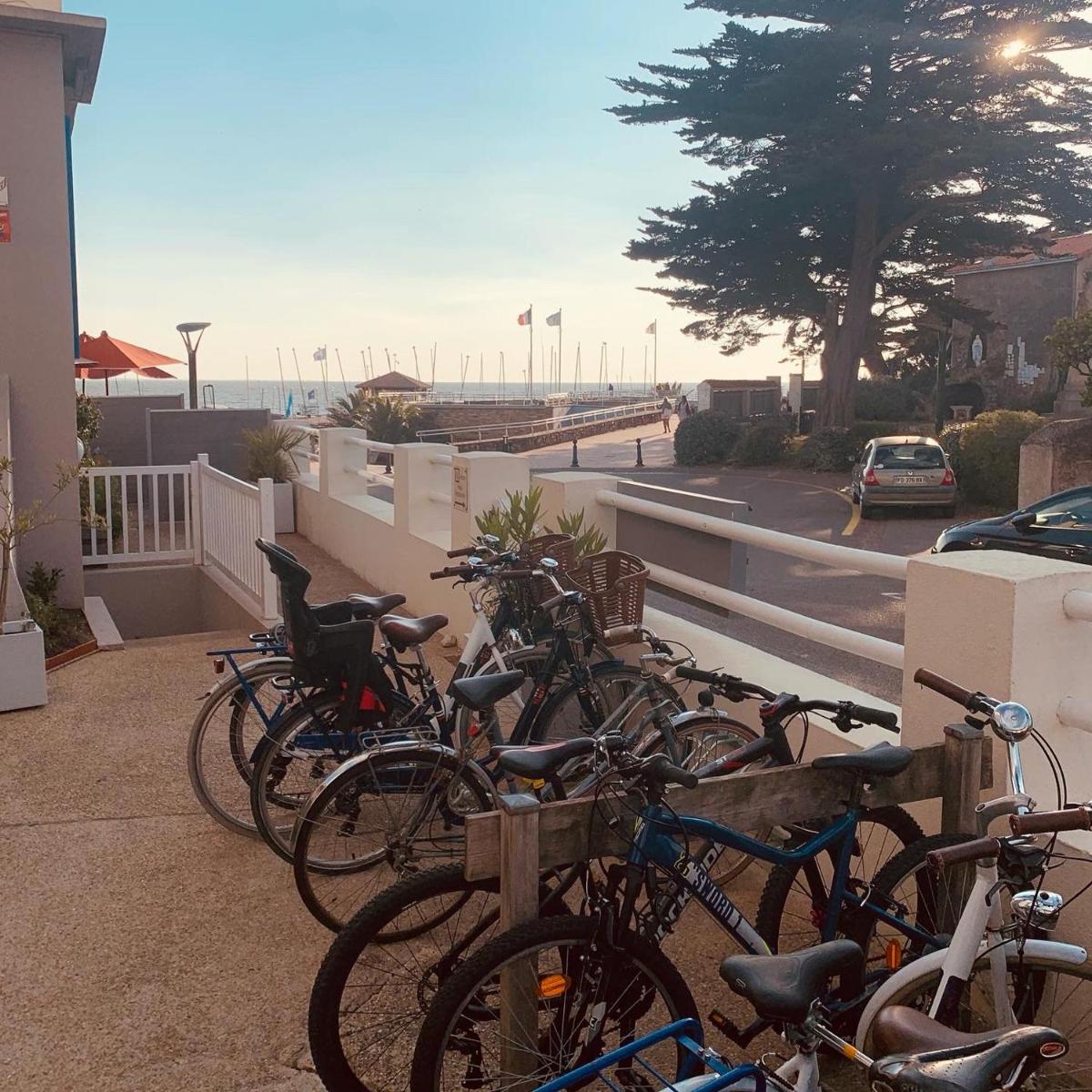 un groupe de vélos garés à côté d'un bâtiment dans l'établissement Hôtel de charme & SPA Le Grand Large, à La Bernerie-en-Retz