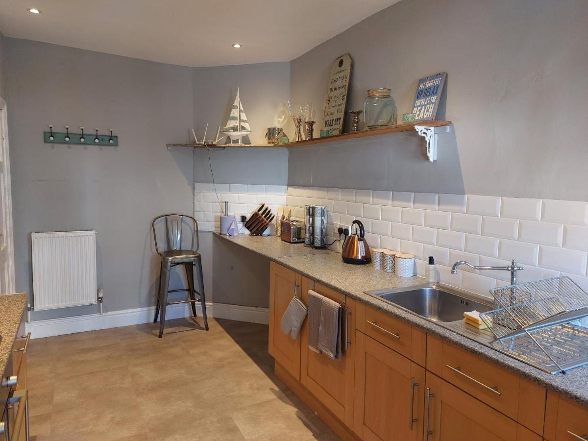 Llandudno apartment, quirky pub with tropical beer garden - Housity