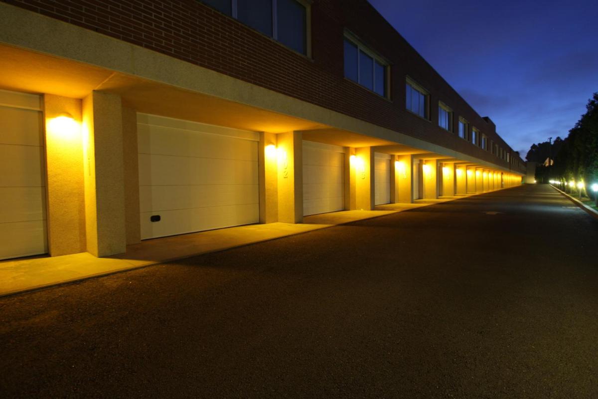 Silk Motel - Housity