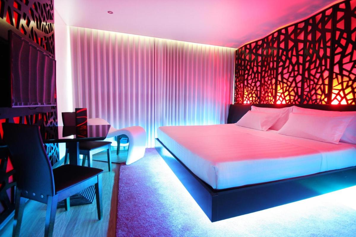 Silk Motel - Housity