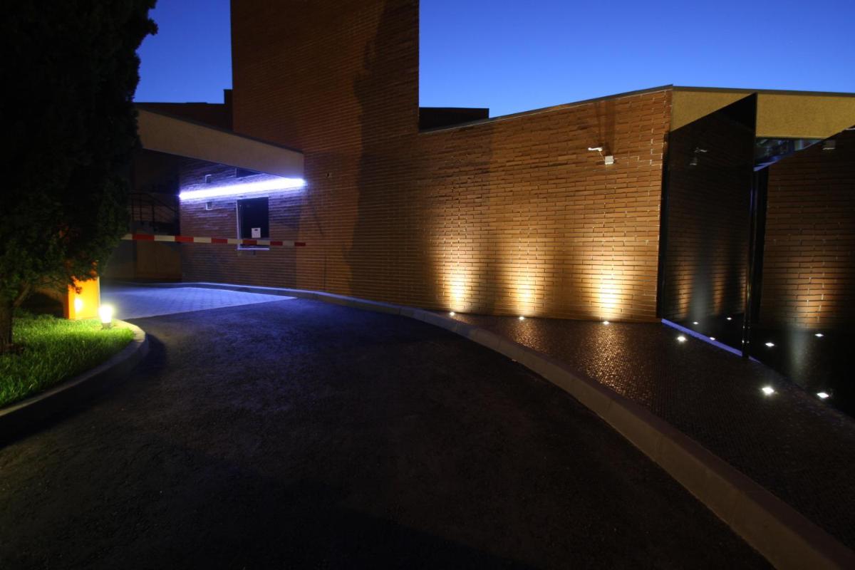 Silk Motel - Housity
