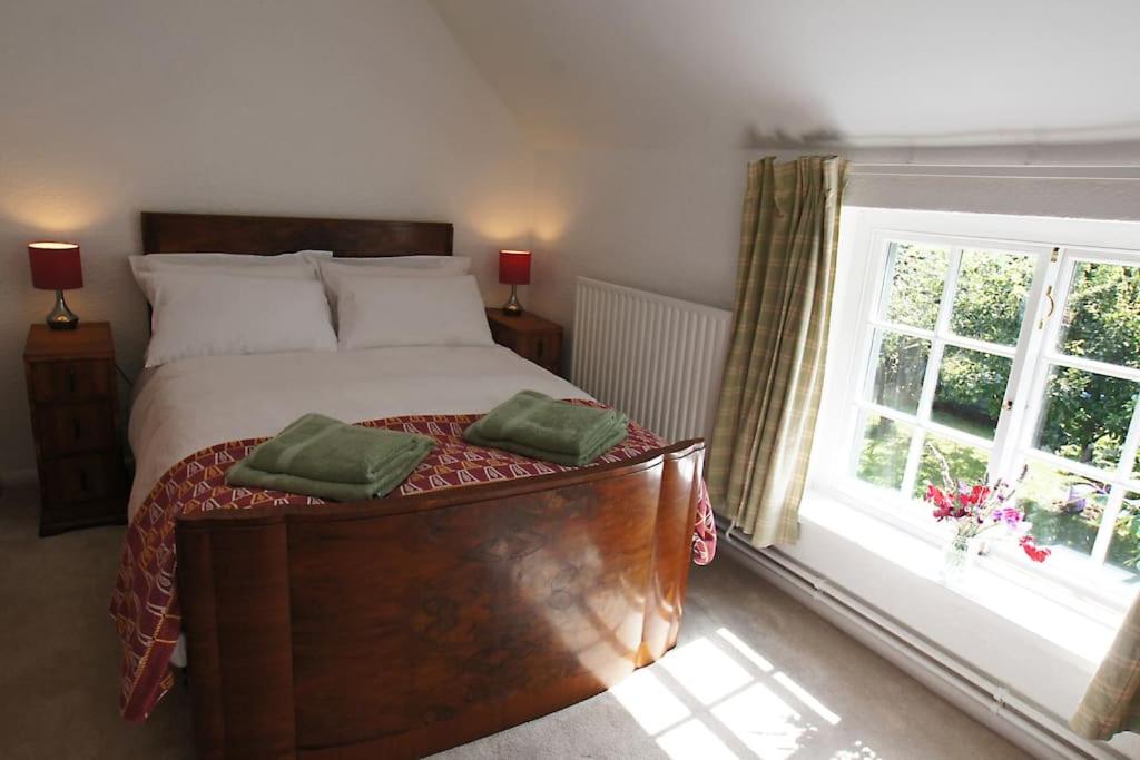Cozy cottage overlooking fields, Upwell - Housity